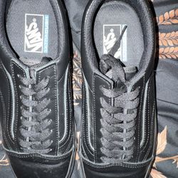 Men’s black leather Vans Old Skool sneakers. Size 9