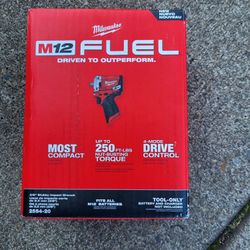 Milwaukee M12 3/8" Stubby Impact Wrench