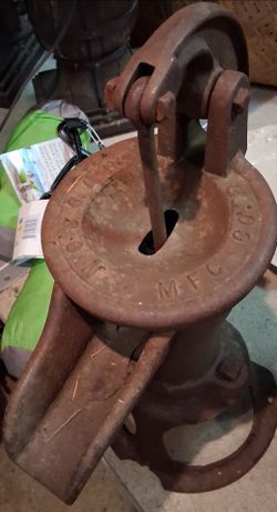 Antique Cast Iron Hand Water Pump – Vintage Farmhouse Decor