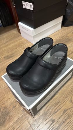 Dansko Professional Black Leather Clogs size 37 (US 6-6.5)