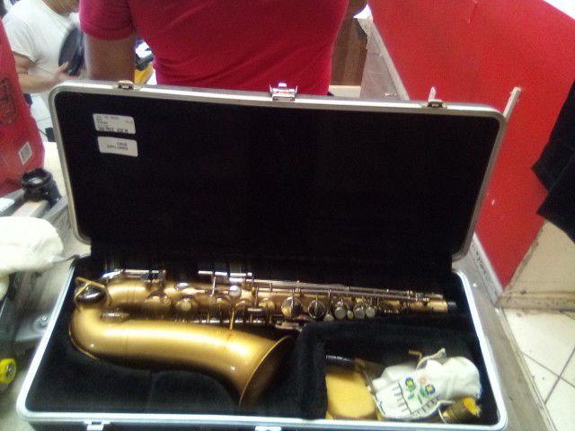 Bundy Saxophone With Case And Accessories Included 