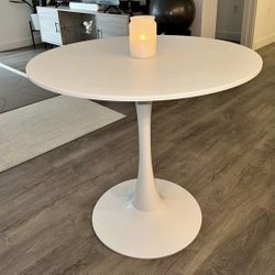 Small DINING TABLE for sale 🤍❤️