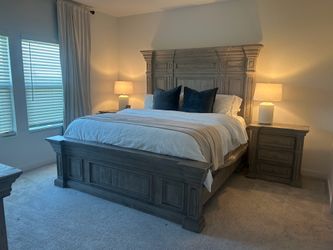 King Bedroom Set – Bed, Dresser + 2 Nightstands – Excellent Condition