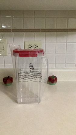 Lock & Lock 68oz pitcher