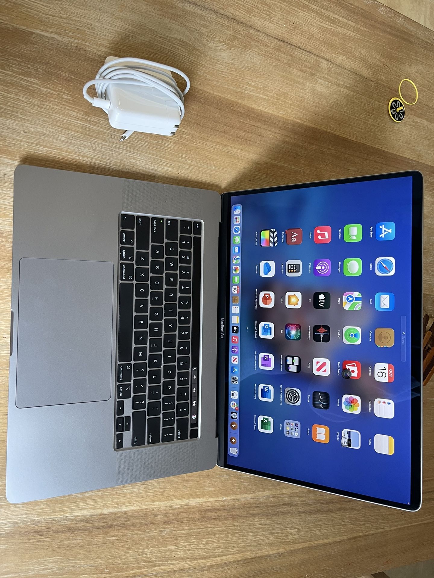 2019 /2020 MacBook Pro 16”, i9 8cores 2.4ghz,16gb ram,512gb.4GB graphic. Apple Care enterprise, Fast