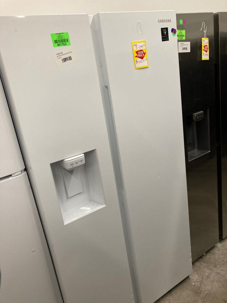 SAMSUNG RS27T5200WW 27.4 cu. ft. Side by Side Refrigerator for Sale in