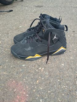Jordan True Flight Black metallic gold size 6y