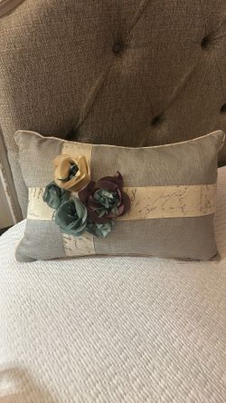 EDIE Decorative Accent Pillow – Floral Appliqué French Script