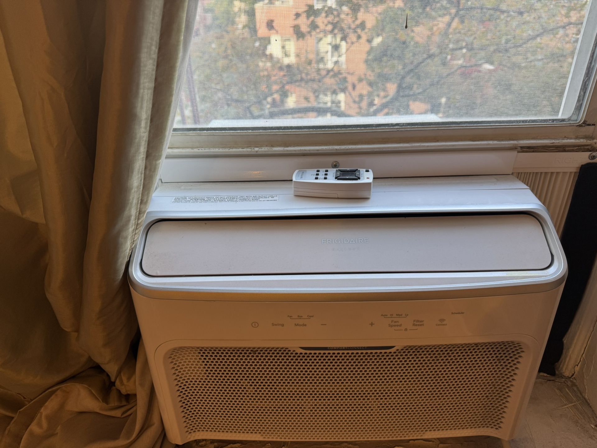 MOVING SALE FRIGIDAIRE GALLERY 12,000 BTU INVERTER WINDOW ROOM AC WiFi ( ENERGY STAR)