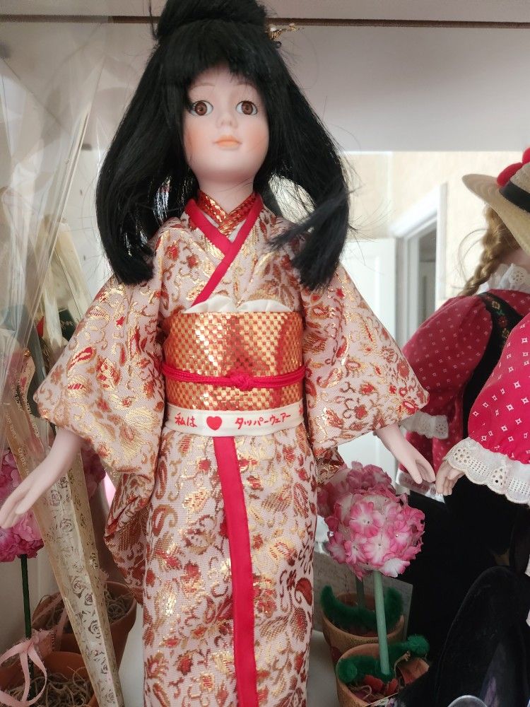 VINTAGE COLLECTIBLE JAPANESE TUPPERWARE PORCELAIN DOLL 18 " Including Stand RE PORCELAIN DOLL 18" including Stand