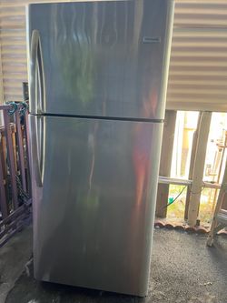 Frigidaire Top-Freezer Refrigerator