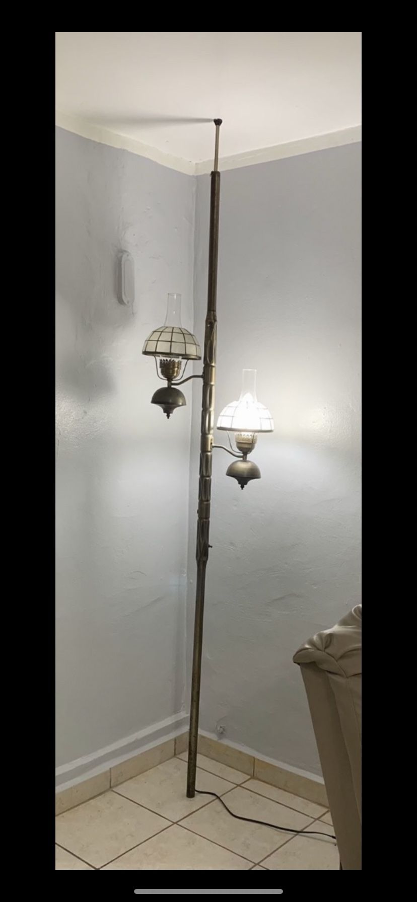 Lámpara De Bronce Muy Antigua Con Dos Quinqué Y Luces Ajustables