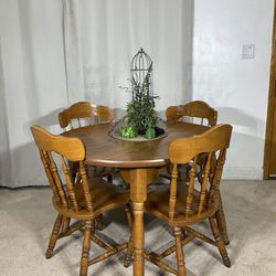 Charming Kitchen Dining Table & 4 Chairs / Mesa Compacta y 4 Sillas