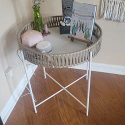 SIDE / END TABLE 