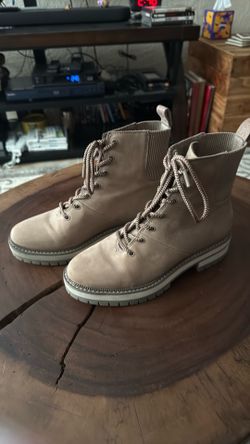 Tom’s Tan Lace-Up Boots size 7