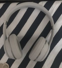 Beats solo wireless- white