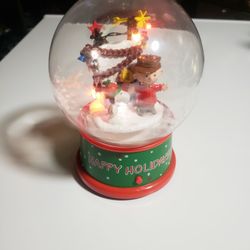 Gemmy Peanuts Charlie Brown & Snoopy Snow Globe 6"