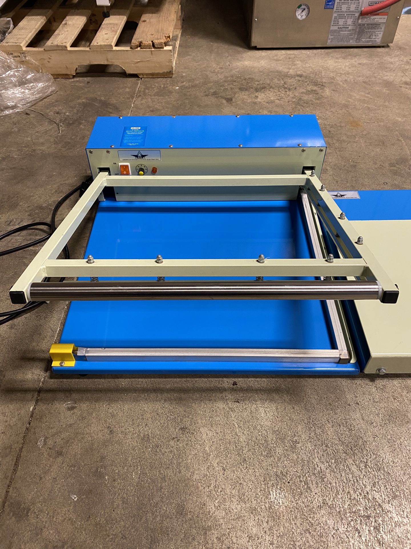 Uline Deluxe L-Bar Sealer