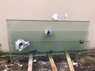Shower door in three pieces