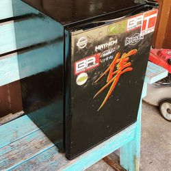 mini fridge  was in my shop insignia brand works great it ain't gonna win no fashion contest 25$