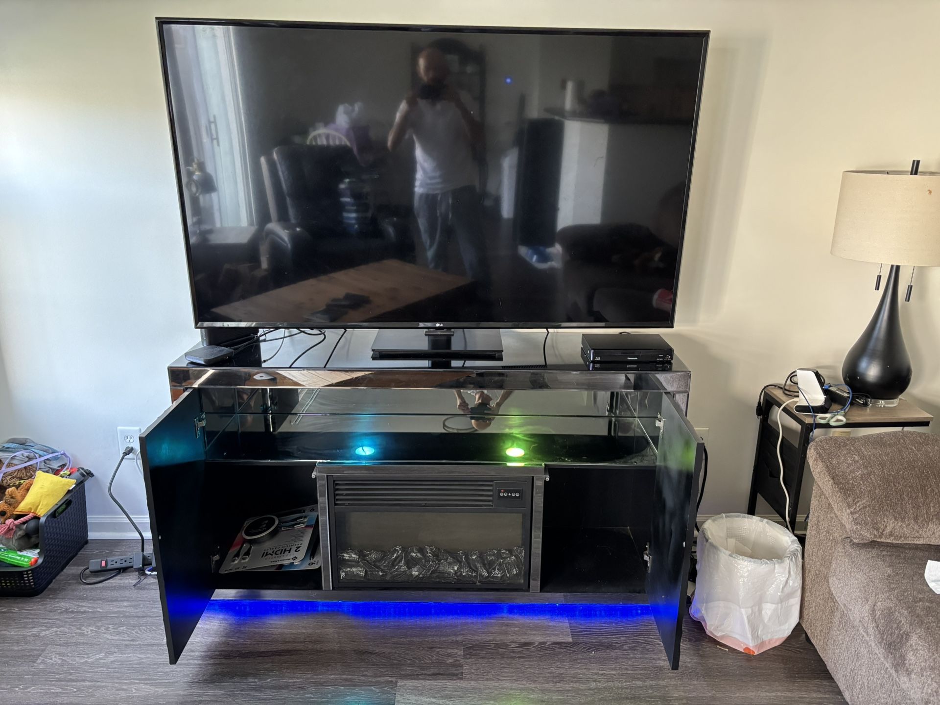 $50!!!!!! New Tv stand with fire place worth alot more!!!