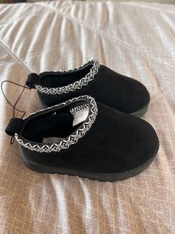 Kids black fuzzy slippers size 8