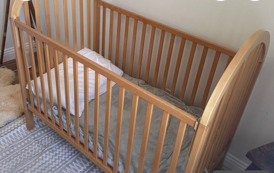 Cozy Natural Wood Baby Crib – Great Condition