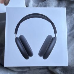 Airpods Max in the color black