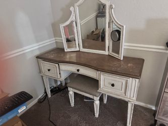 Really cute desk for girl
