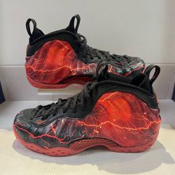NIKE AIR FOAMPOSITE ONE PREMIUM QS X STRANGER THINGS “BRIGHT CRIMSON”