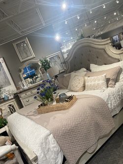 Ashley Furniture Realyn Queen Bedroom Set