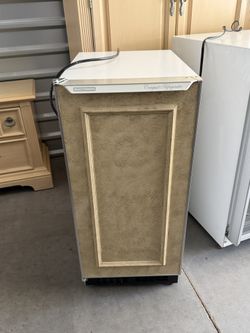 Scotsman Compact Refrigerator – Model RFE33A-1WB – Works Great