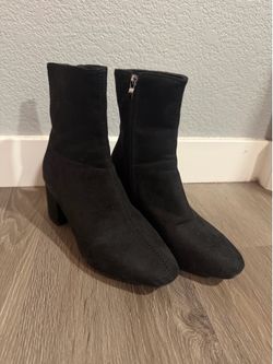 Women’s size 6 black suede booties boots