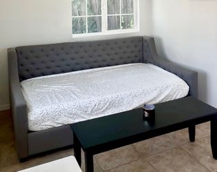 Daybed - Twin  Mattress included -  Great Condition w/ New Mattress
