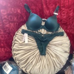 Victoria Secret Set 32D And Thong Size Medium 