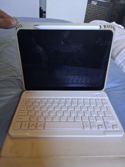 Apple IPad Pro (2nd Gen) 128g w keyboard, case, and pencil