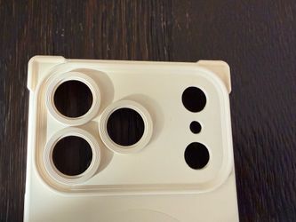 White iPhone 17 case
