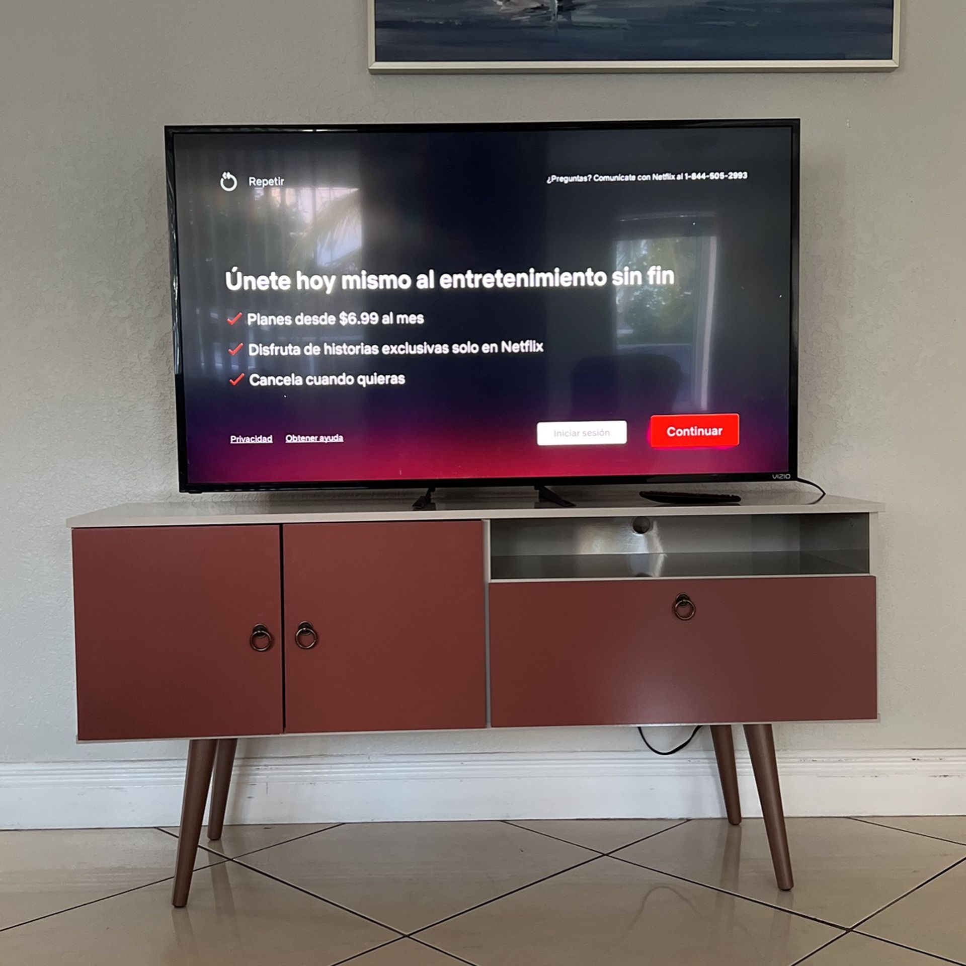 TV Stand Brand New (rooms To Go ) + Smart TV