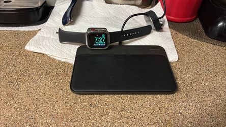 Apple Watch 40 mm ⌚️ with charger Series 3. It comes with brand new watch band , never opened two boxes. 📦