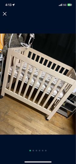 Mini crib with mattress