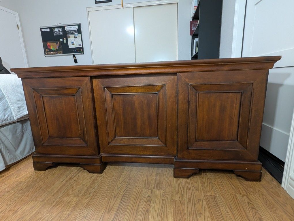 Executive Desk With Locking File Cabinet Drawers