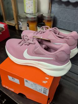 8.5 women's Nike Revolution running shoe