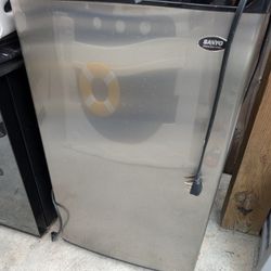 Sanyo SR-4433S 4.4 cu. ft. Compact Refrigerator, Mini Fridge