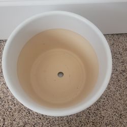 New White Ceramic Pot 