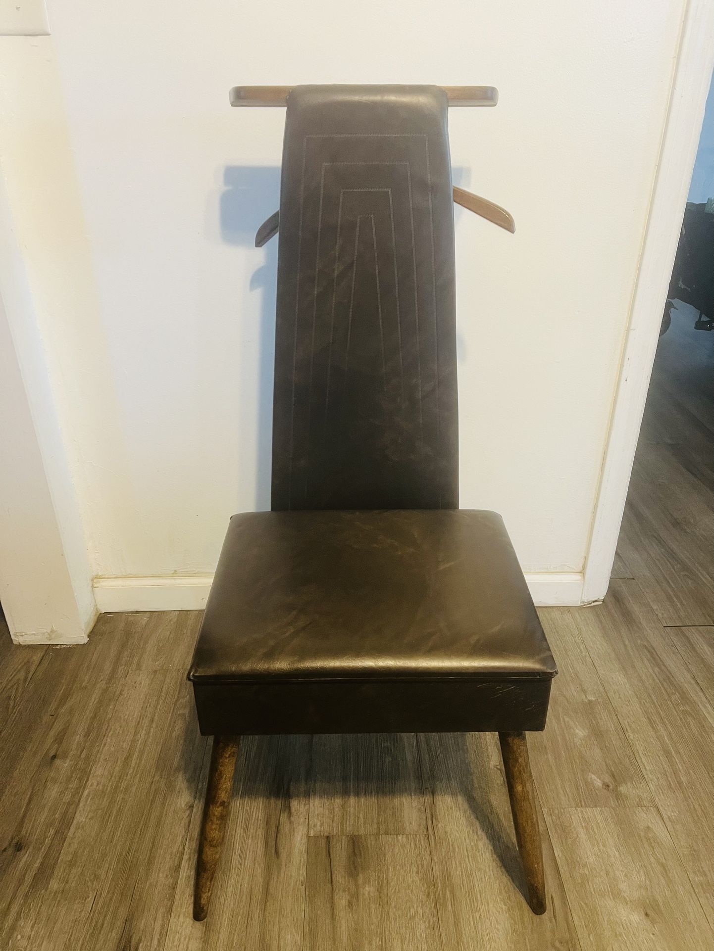 Mid-century modern vintage gentleman's valet chair