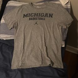 MICHIGAN WOLVERINES GREY NIKE JORDAN BASKETBALL CORE DESIGN SHORT SLEEVE T SHIRT 
