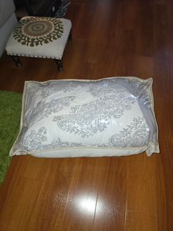 Queen size comforter, very clean and in great condition