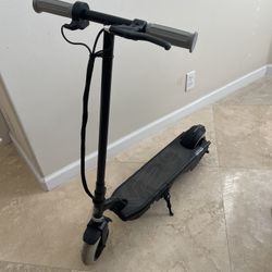 Razor Power Core E90 Electric Scooter - NEEDS NEW BATTERY AND CHARGER Or For PARTS 