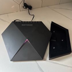 NETGEAR Nighthawk Pro SX10 GS810EMX Gaming Switch 8 port 1GbE 2 port 10G Uplinks