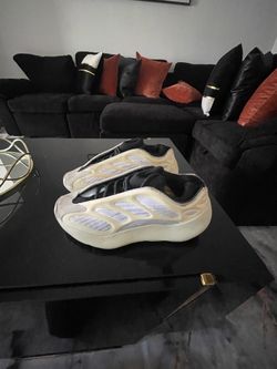 Yeezy 700 V3’ women’s size 7